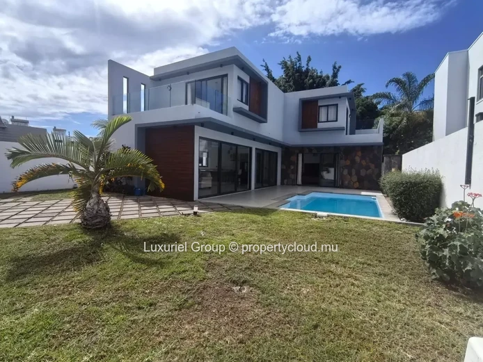 Exclusive 3 En-Suite Bedroom Villa with Landscaped Garden