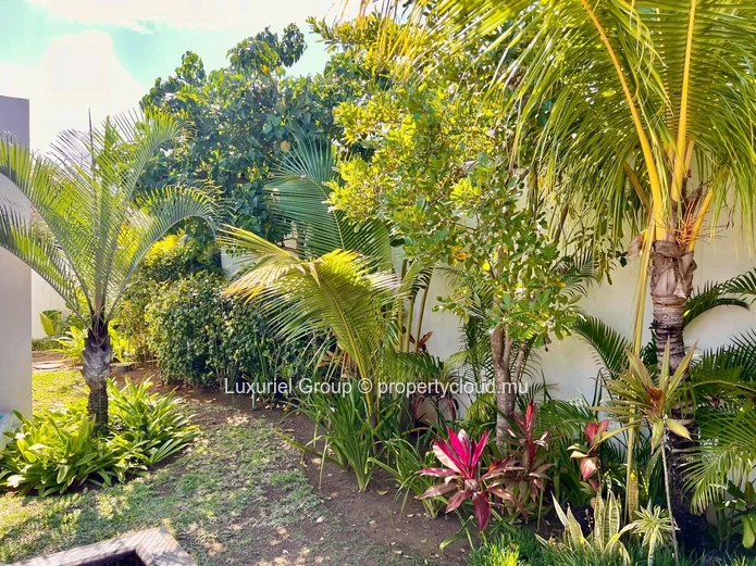 Exclusive 3-Bedroom En-Suite Villa with Pool & Lush Garden in Grand Baie