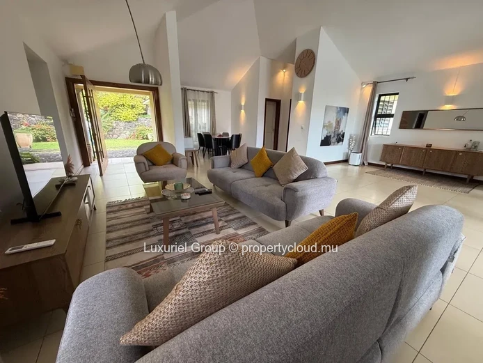 High-End Villa With Ensuite Bedrooms & Tropical Garden