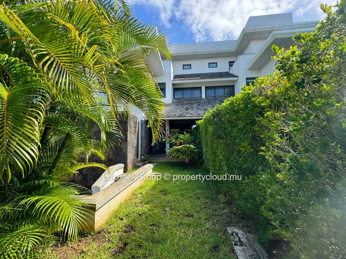 Elegance and Sea View: Prestige Triplex Villa in Azuri