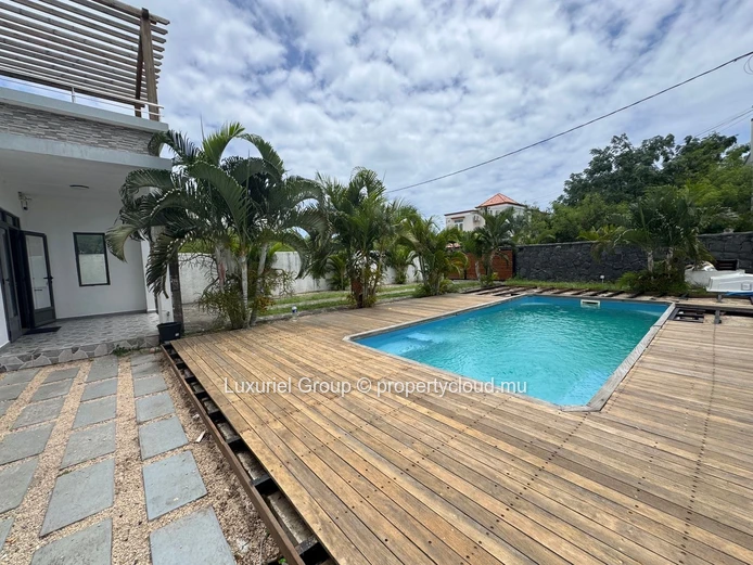 Elegant 4-Bedroom Villa with Pool and Garden in Prestigious Pereybere