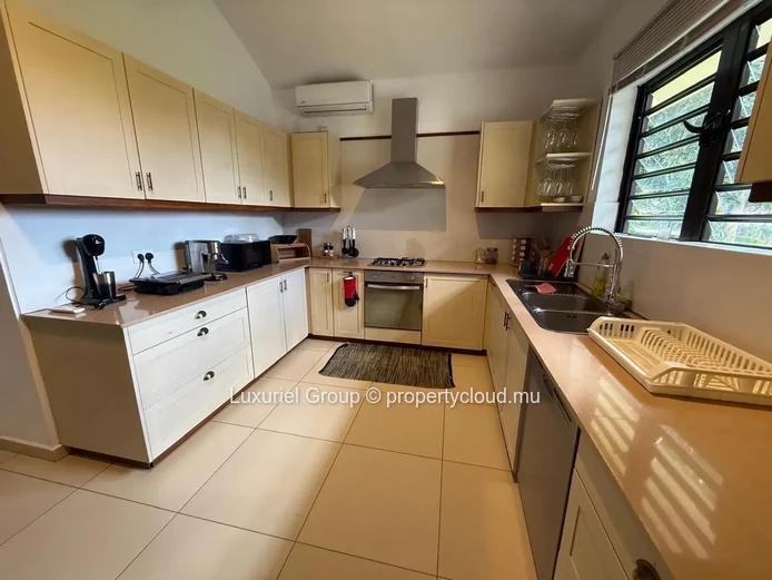 High-End Villa With Ensuite Bedrooms & Tropical Garden