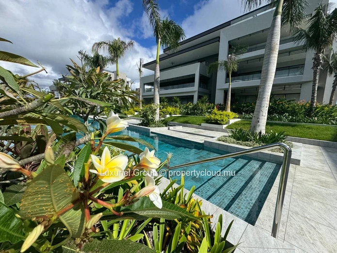Modern Ground-Floor Apartment with Large Veranda and Pool