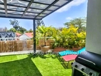  Bright and Modern 2-Bedroom Apartment with Sea View in Pereybere