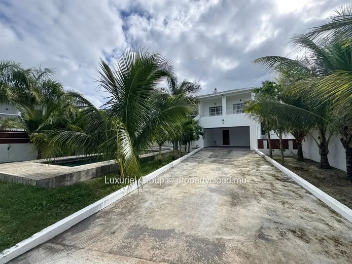 Family Villa With Pool For Rent – Péreybère