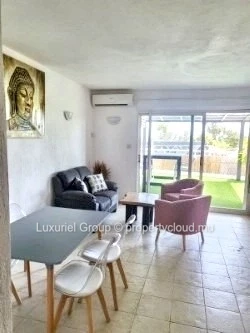  Bright and Modern 2-Bedroom Apartment with Sea View in Pereybere