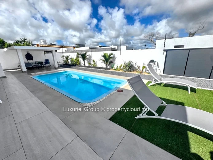 Beautiful New Contemporary Villa Local Market