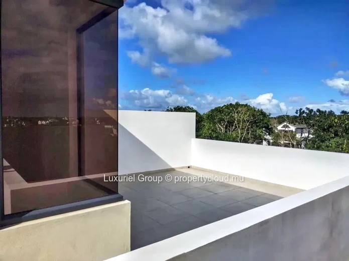 Contemporary Villa with Pool, 4 En-Suite Bedrooms and Terraces 