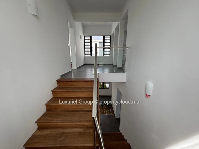 Modern Villa of 5 Bedrooms, Private Pool, Spacious Interiors