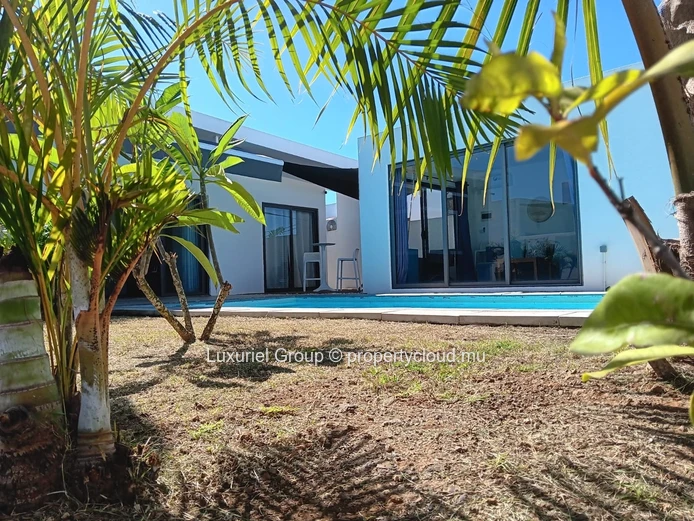 Villa for sale in Grand Baie – 3 bedrooms, swimming pool, secure residence