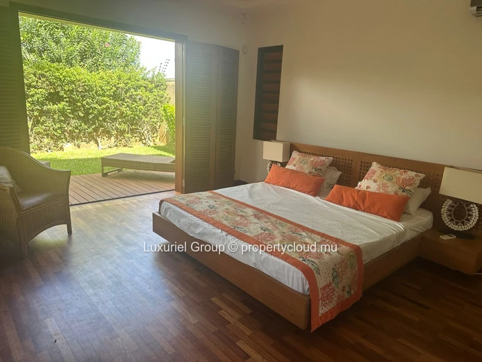 4-Bedroom Villa with Pool and Garden in Pereybere