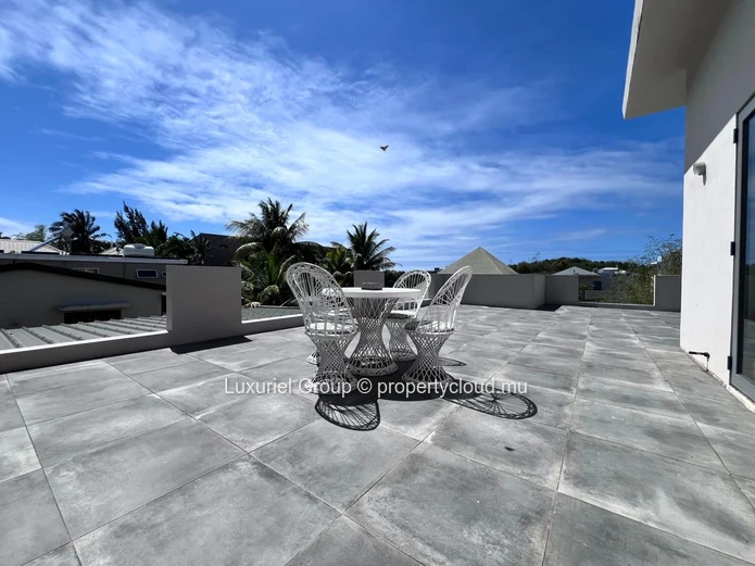 Elegance & Comfort – Contemporary Villa With Independent Suite
