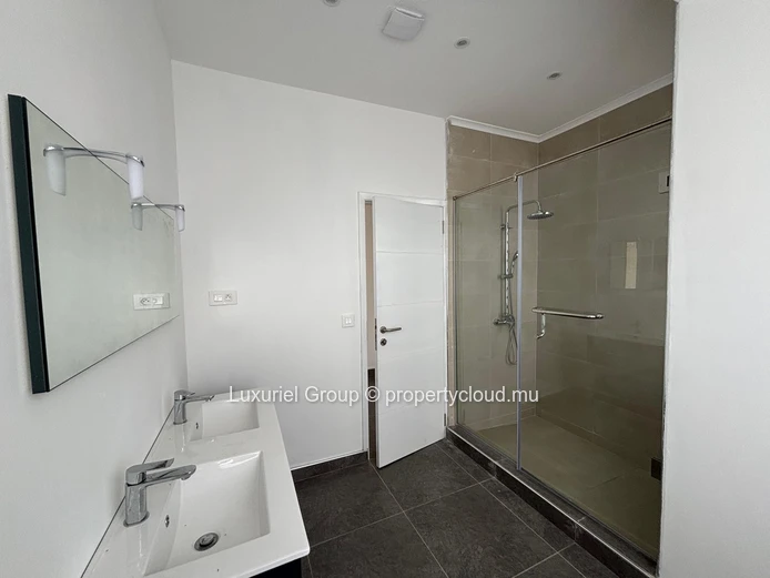 Contemporary 4-Bedroom Villa with Spacious Living Area and Pool