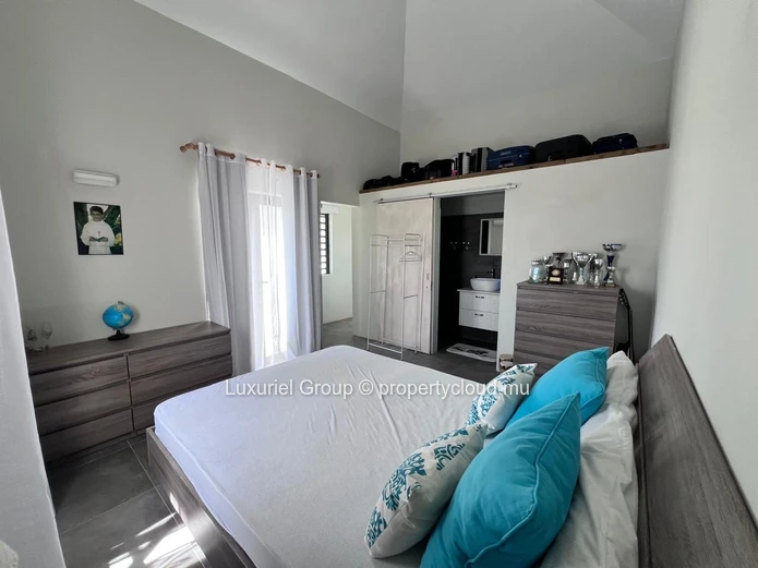 Elegance & Comfort – Contemporary Villa With Independent Suite
