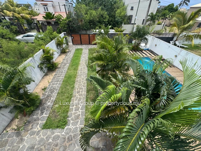 Elegant 4-Bedroom Villa with Pool and Garden in Prestigious Pereybere