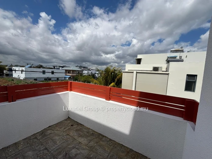 Spacious Villa With 4 Suites, Pool And Security In Mont Choisy
