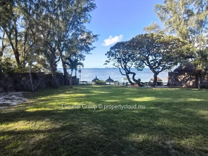 Exceptional Beachfront Villa in Pointe aux Canonniers