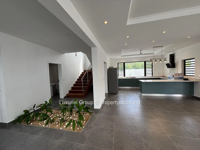 Modern Villa of 5 Bedrooms, Private Pool, Spacious Interiors