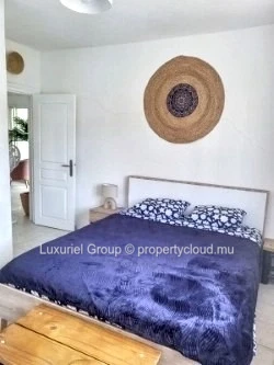  Bright and Modern 2-Bedroom Apartment with Sea View in Pereybere