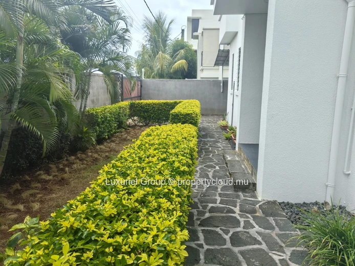 Spacious Villa with Private Pool, Rooftop, and Security – Mont Choisy