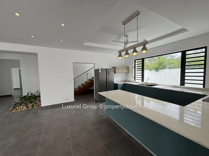 Modern Villa of 5 Bedrooms, Private Pool, Spacious Interiors