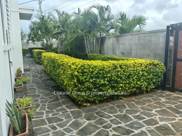 Spacious Villa with Private Pool, Rooftop, and Security – Mont Choisy