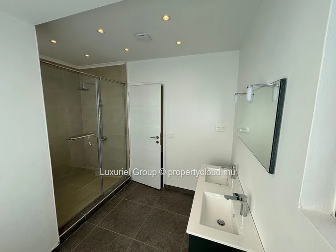 Modern Villa of 5 Bedrooms, Private Pool, Spacious Interiors