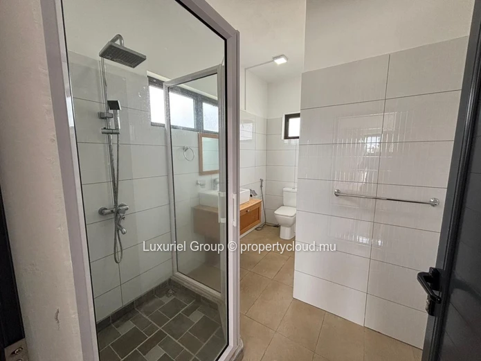 Spacious Villa With 4 Suites, Pool And Security In Mont Choisy