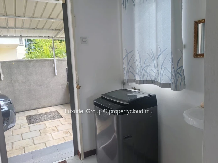 Spacious Villa with Private Pool, Rooftop, and Security – Mont Choisy