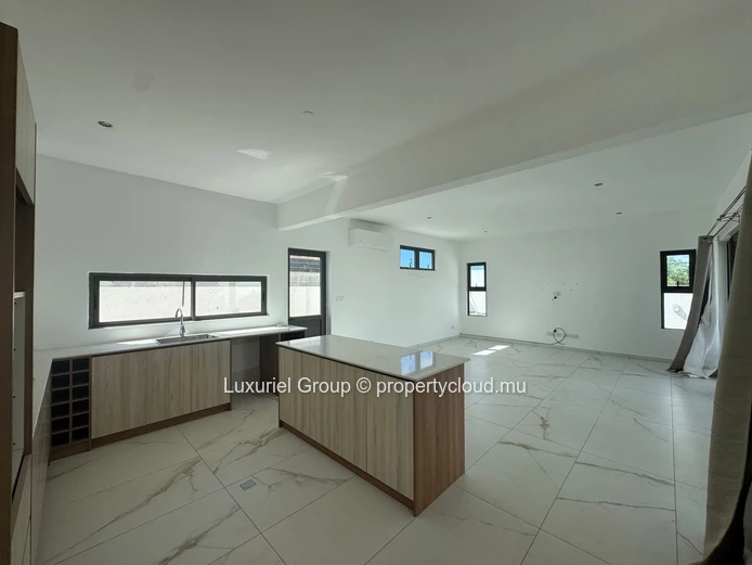 New Build Villa in Péreybère with En-Suite Bedrooms 