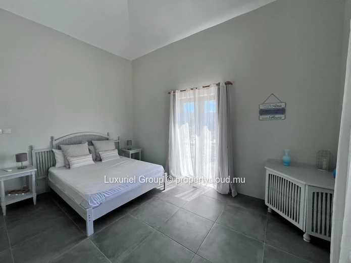 Elegance & Comfort – Contemporary Villa With Independent Suite