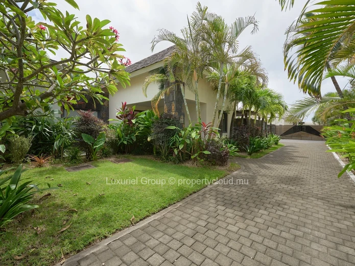 Sublime 4-Bedroom En-Suite Villa - Res Tahitia