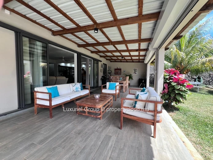 Elegance & Comfort – Contemporary Villa With Independent Suite