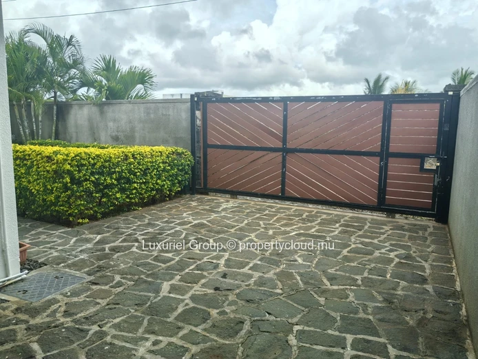 Spacious Villa with Pool, Rooftop, and Security – Mont Choisy