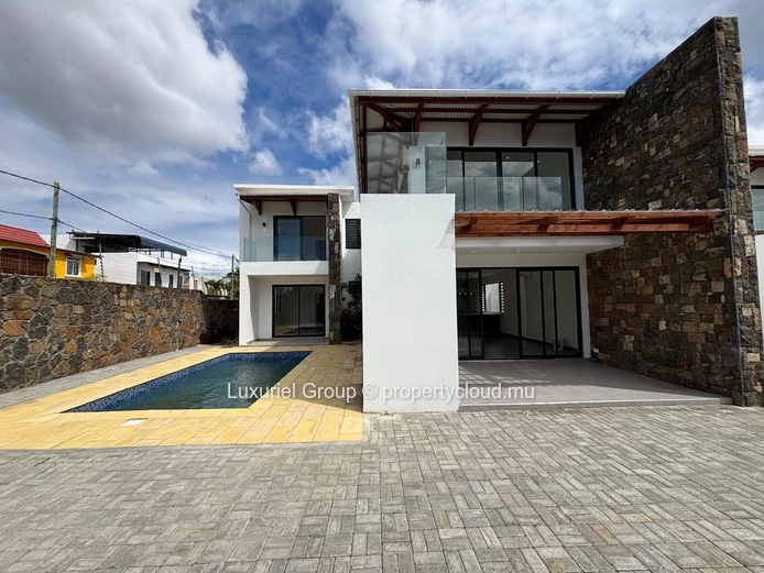 Contemporary 4-Bedroom Villa with Spacious Living Area and Pool