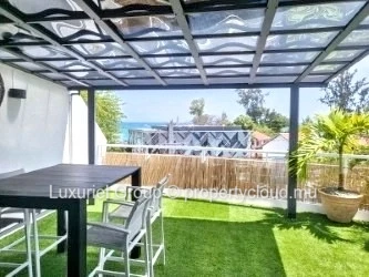 Bright and Modern 2-Bedroom Apartment with Sea View in Pereybere