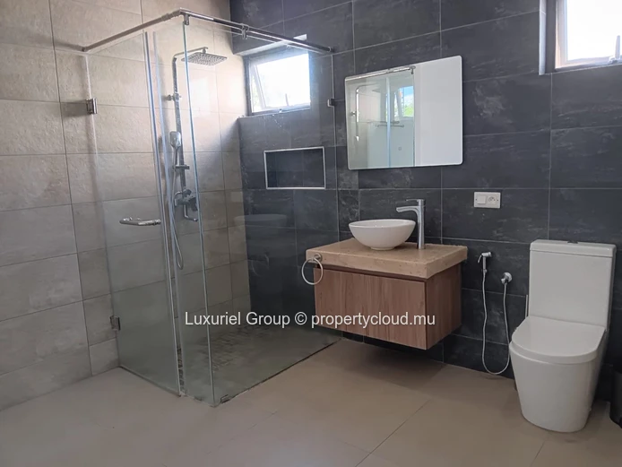 Villa for sale in Grand Baie – 3 bedrooms, swimming pool, secure residence