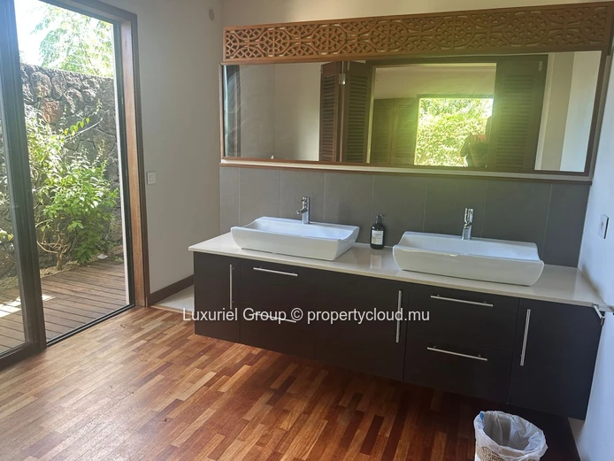 4-Bedroom Villa with Pool and Garden in Pereybere