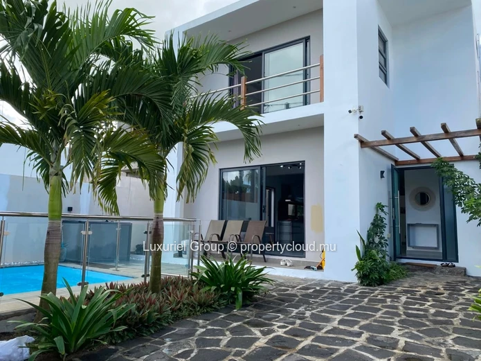 Elegant 3 En-Suite Bedroom Villa with Private Pool