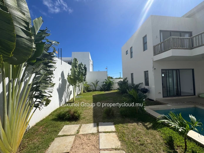 New Build Villa in Péreybère with En-Suite Bedrooms 