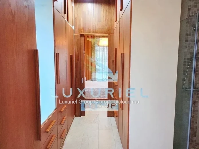Exclusive 6-Bedroom Luxury Villa with Infinity Pool in Mont Choisy