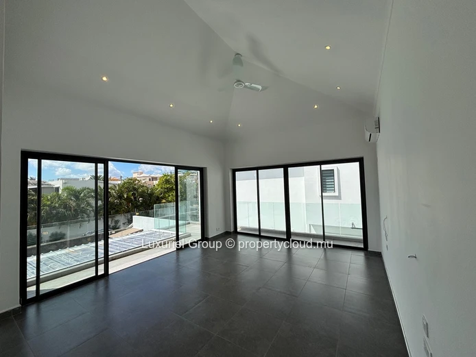 Modern Villa of 5 Bedrooms, Private Pool, Spacious Interiors