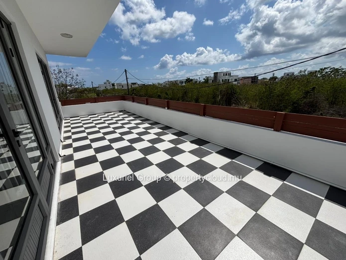 Spacious Villa With 4 Suites, Pool And Security In Mont Choisy