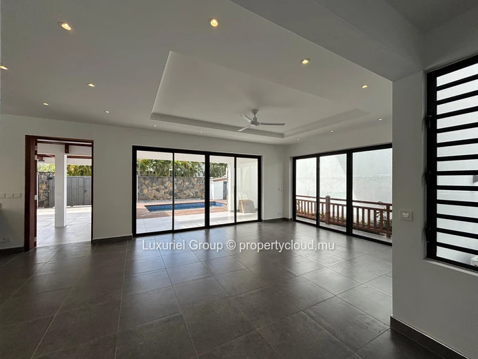 Modern Villa of 5 Bedrooms, Private Pool, Spacious Interiors
