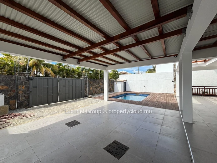 Modern Villa of 5 Bedrooms, Private Pool, Spacious Interiors