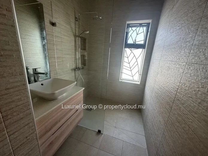 Exclusive 6-Bedroom Luxury Villa with Infinity Pool in Mont Choisy
