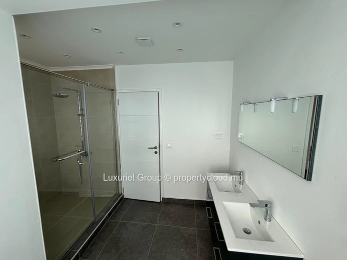 Modern Villa of 5 Bedrooms, Private Pool, Spacious Interiors