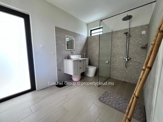 Elegance & Comfort – Contemporary Villa With Independent Suite