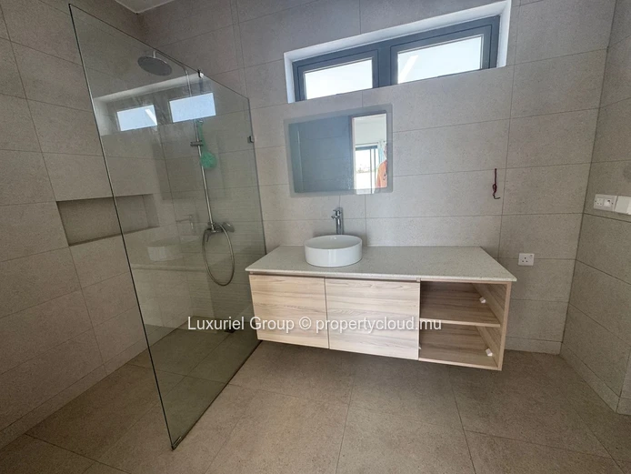 New Build Villa in Péreybère with En-Suite Bedrooms 