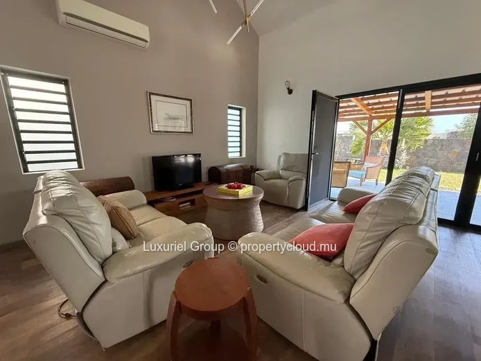 Elegant Contemporary 3-Bedroom Villa With Private Pool In Royal Park